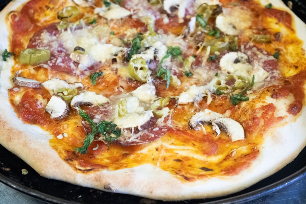 Pizza mit Pepperonis, Salami und Champignons – Silkes Herzküche